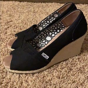 Toms wedges black